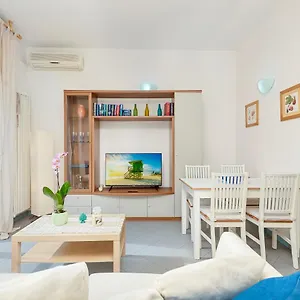 https://lerici-5-terre-casa-il-bivio-1989.hotelitalianriviera.com